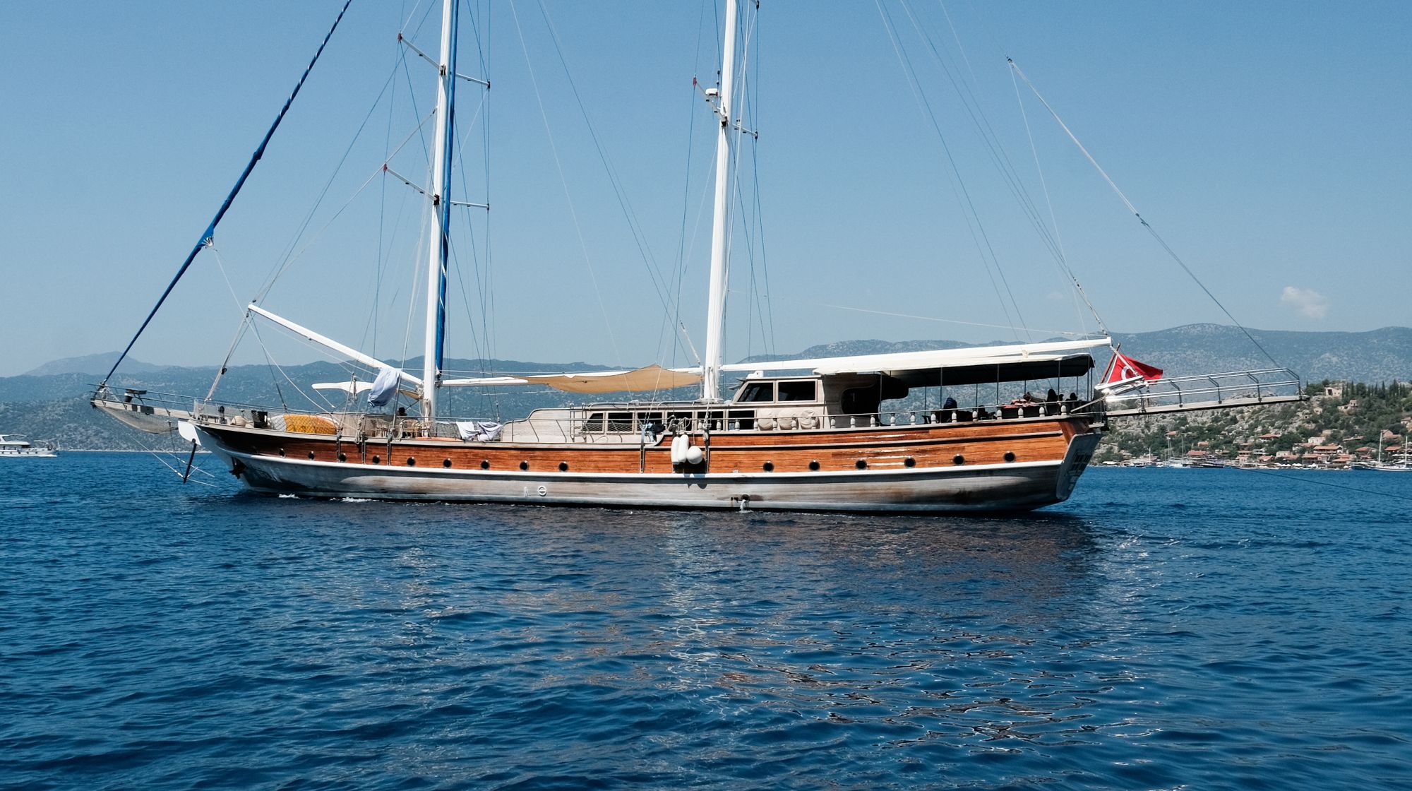 Akdeniz’in turkuaz sularında yelken açmış ahşap gulet