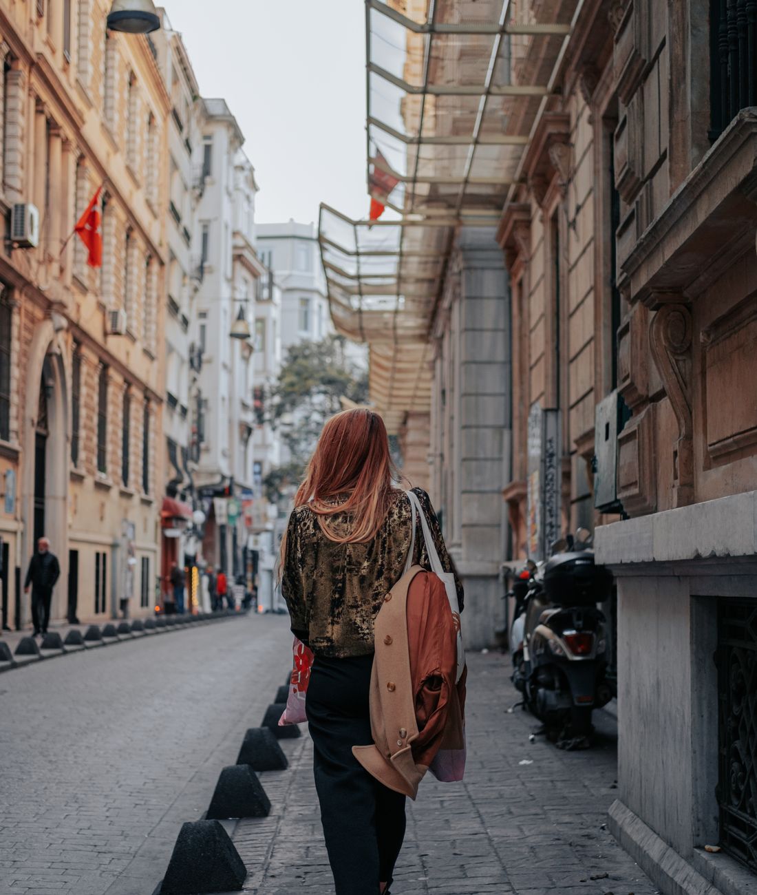 Beyoğlu sokaklarında tek başına gezen bir gezgin