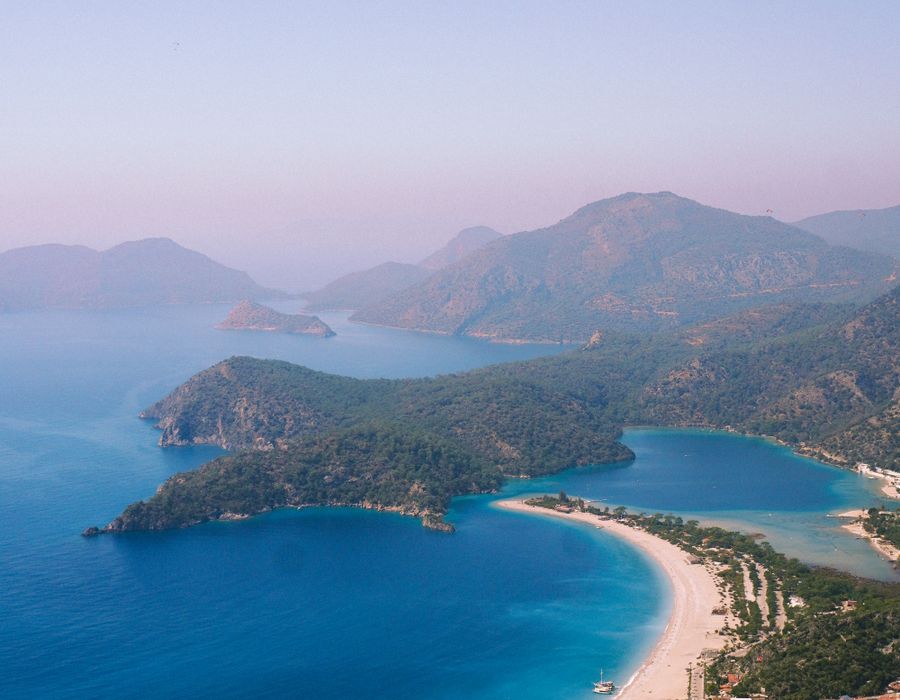 Ölüdeniz'in turkuaz mavi lagünü kuş bakışı