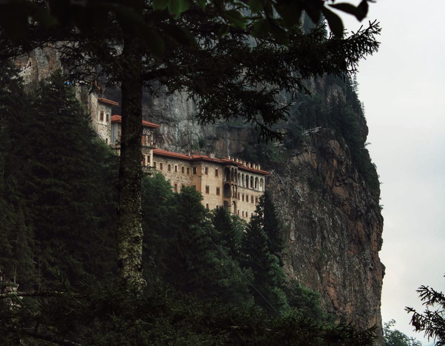 Trabzon'da kayalığa kurulu Sumela Manastırı