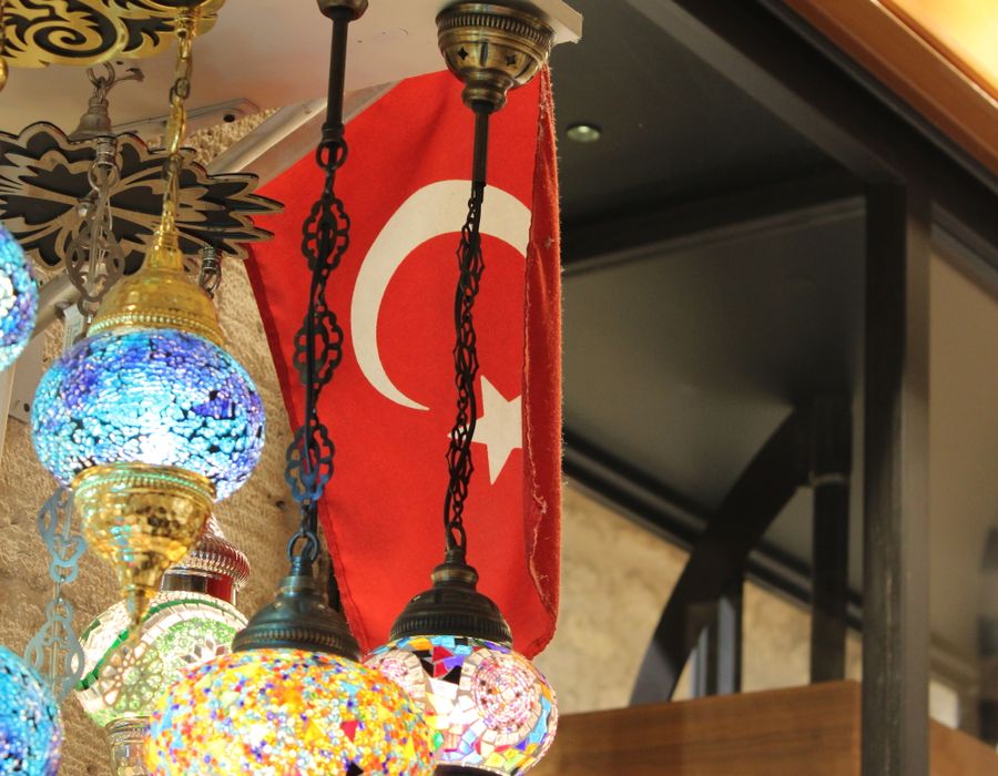 Kapalıçarşı’da asılı geleneksel lambalar