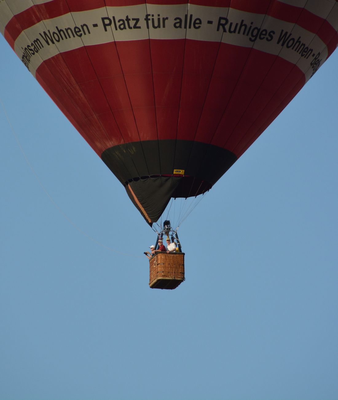 Sıcak hava balonu sepetinde yolcular