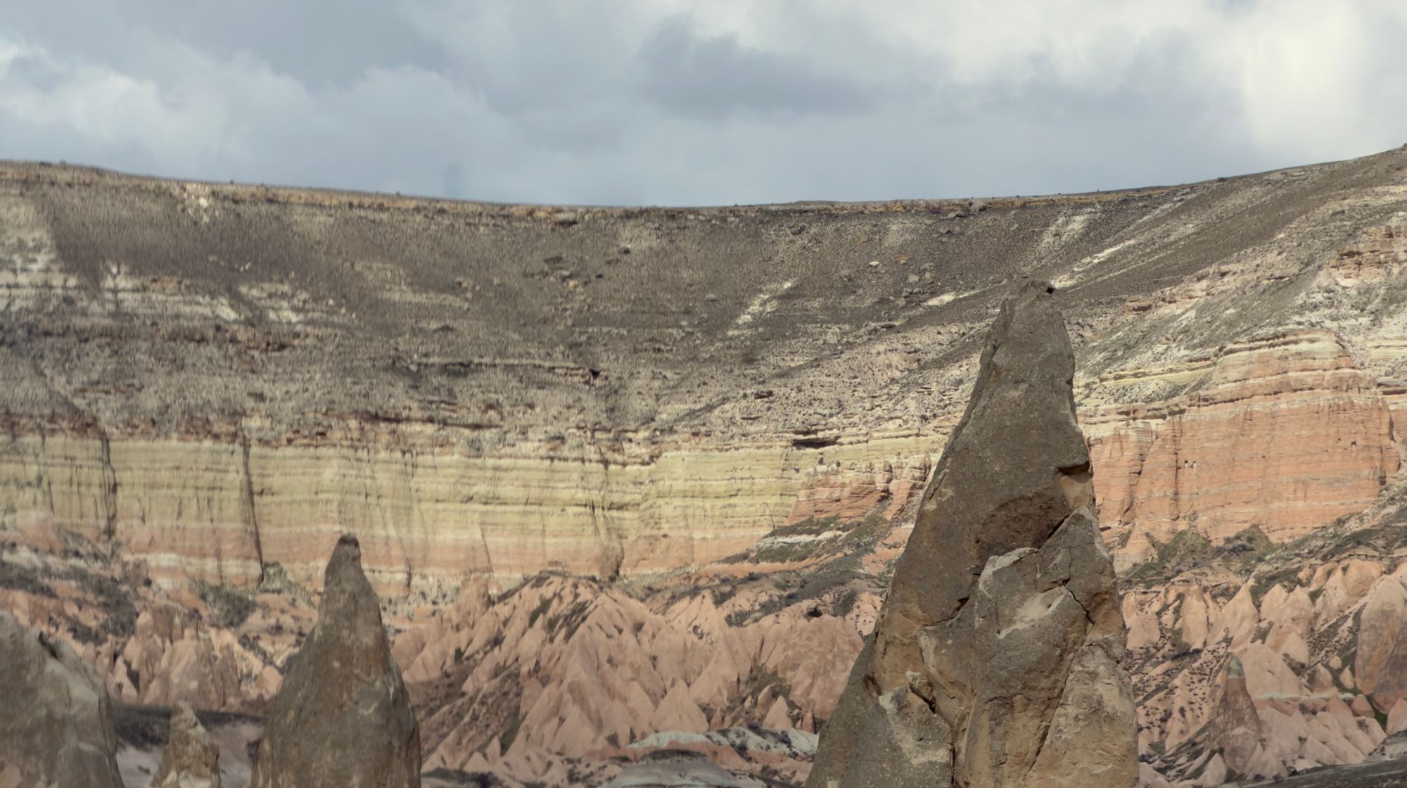 Kapadokya’da peribacaları ve vadilerin panoramik görünümü