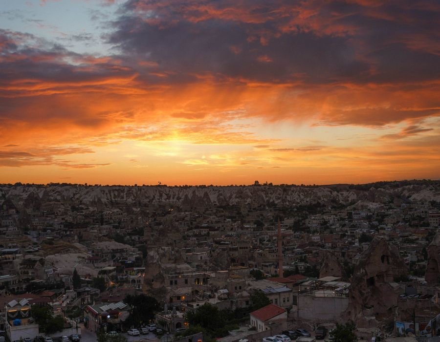 Kapadokya’da vadi üzerinde günbatımı