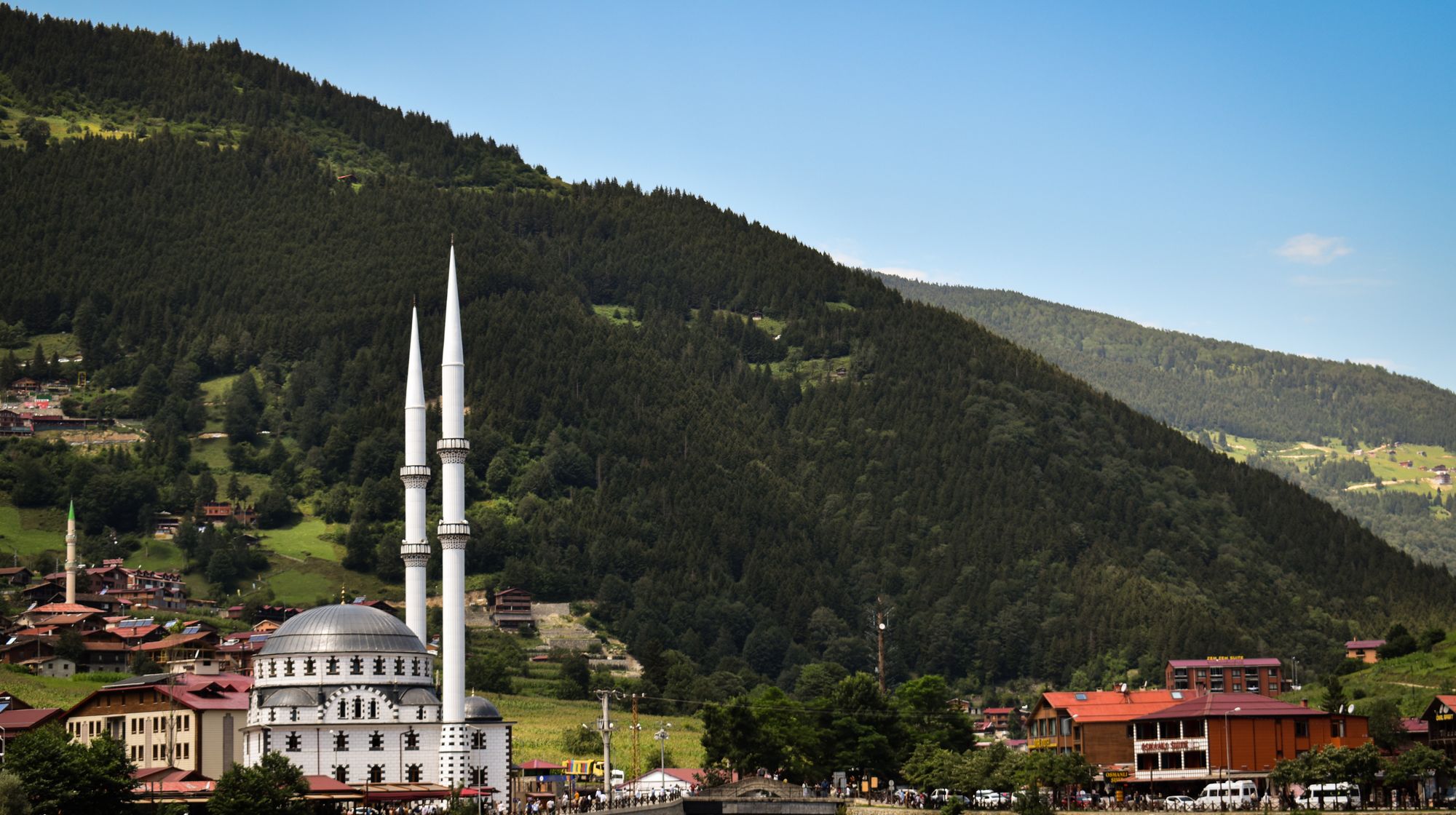 Uzungöl ve çevresini saran yemyeşil dağlar